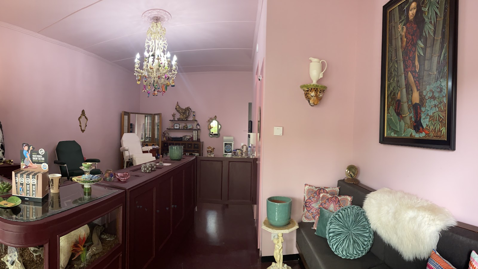 Het sfeervolle interieur van INKredible Rose met kroonluchter, kunst en fluwelen meubels