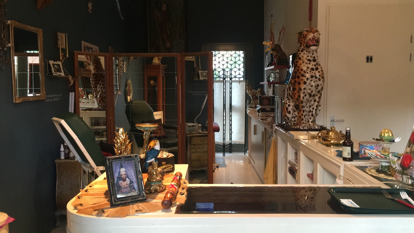 Eclectisch interieur met antiek en spiegels